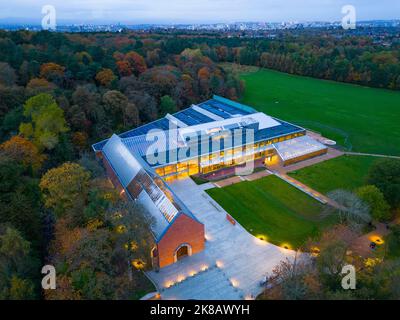 Blick auf das Burrell Collection Museum in der Abenddämmerung im Pollok Country Park, Glasgow, Schottland, Großbritannien Stockfoto