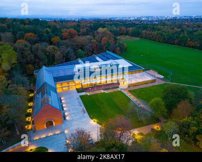 Blick auf das Burrell Collection Museum in der Abenddämmerung im Pollok Country Park, Glasgow, Schottland, Großbritannien Stockfoto