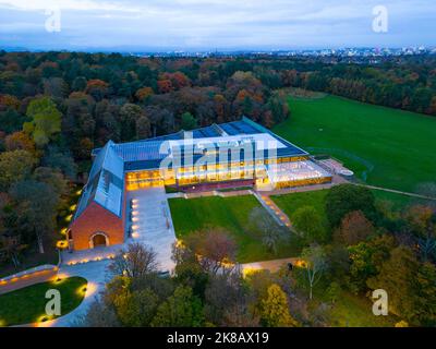 Blick auf das Burrell Collection Museum in der Abenddämmerung im Pollok Country Park, Glasgow, Schottland, Großbritannien Stockfoto