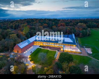 Blick auf das Burrell Collection Museum in der Abenddämmerung im Pollok Country Park, Glasgow, Schottland, Großbritannien Stockfoto