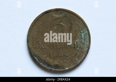 Alte ussr-Münzen in Stückelung von 3 Kopeken auf weißem Hintergrund, 3 Kopeken 1984 alte ussr-Münze Stockfoto