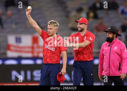 England Bowler Sam Curran feiert nach seinem 5. Wicket nach der Entführung des afghanischen Batsman Fazalhaq Farooqi während des ICC Men's T20 World Cup Gruppenspiel im Optus Stadium, Perth. Bilddatum: Samstag, 22. Oktober 2022. Stockfoto