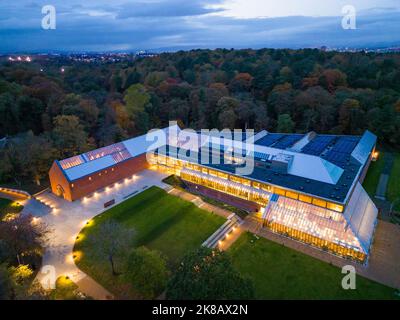 Blick auf das Burrell Collection Museum in der Abenddämmerung im Pollok Country Park, Glasgow, Schottland, Großbritannien Stockfoto