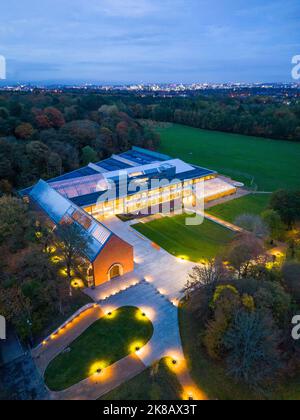 Blick auf das Burrell Collection Museum in der Abenddämmerung im Pollok Country Park, Glasgow, Schottland, Großbritannien Stockfoto