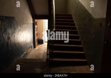 Strij ist ein mehrstöckiges sowjetisches Wohngebäude und ein Eingang mit einer Treppe in der Ukraine, der Stadt Dnipro, ein zweistöckiges Gebäude mit einem Eingang Stockfoto