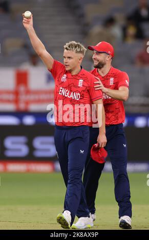 Der englische Bowler Sam Curran feiert sein 5.-jähriges Wicket, nachdem er den afghanischen Schlagmann Fazalhaq Farooqi während des ICC Men's T20 World Cup Gruppenspiel im Optus Stadium, Perth, entlässt hat. Bilddatum: Samstag, 22. Oktober 2022. Stockfoto