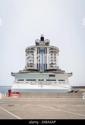 Blick auf die MSC Seaside im Hafen von Syrakus in Italien am 13. Juli 2021. Stockfoto