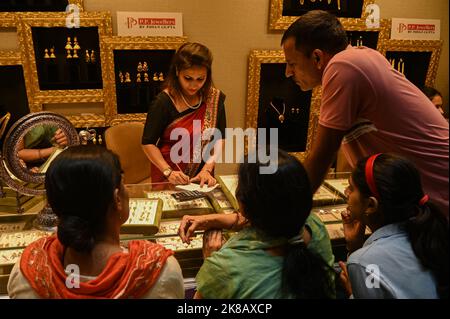Neu-Delhi, Delhi, Indien. 22. Oktober 2022. Die Menschen kaufen Goldschmuck anlässlich des Dhanteras-Festivals in Neu-Delhi. Die Menschen kaufen Goldbarren, Goldschmuck, Goldmünzen Silbermünzen oder Silberwaren am Tag von Dhanteras, da es gilt, dass es mehr Reichtum bringen wird. (Bild: © Kabir Jhangiani/ZUMA Press Wire) Bild: ZUMA Press, Inc./Alamy Live News Stockfoto