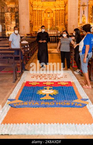 Salvador, Bahia, Brasilien - 16. Juni 2022; Katholiken und Priester beten in der Basilica-Kathedrale von Largo do Pelourino in Salvador, Brasilien. Stockfoto