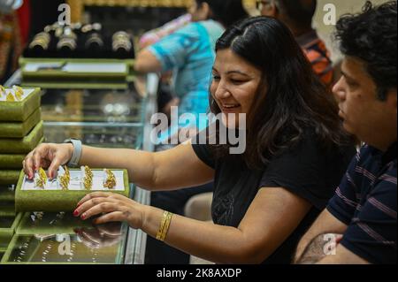 Neu-Delhi, Delhi, Indien. 22. Oktober 2022. Die Menschen kaufen Goldschmuck anlässlich des Dhanteras-Festivals in Neu-Delhi. Die Menschen kaufen Goldbarren, Goldschmuck, Goldmünzen Silbermünzen oder Silberwaren am Tag von Dhanteras, da es gilt, dass es mehr Reichtum bringen wird. (Bild: © Kabir Jhangiani/ZUMA Press Wire) Bild: ZUMA Press, Inc./Alamy Live News Stockfoto