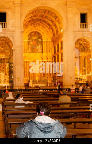 Salvador, Bahia, Brasilien - 16. Juni 2022; Katholiken und Priester beten in der Basilica-Kathedrale von Largo do Pelourino in Salvador, Brasilien. Stockfoto