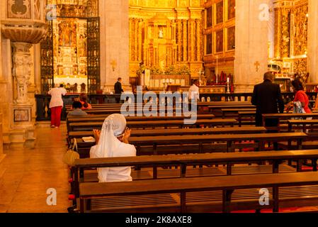 Salvador, Bahia, Brasilien - 16. Juni 2022; Katholiken und Priester beten in der Basilica-Kathedrale von Largo do Pelourino in Salvador, Brasilien. Stockfoto