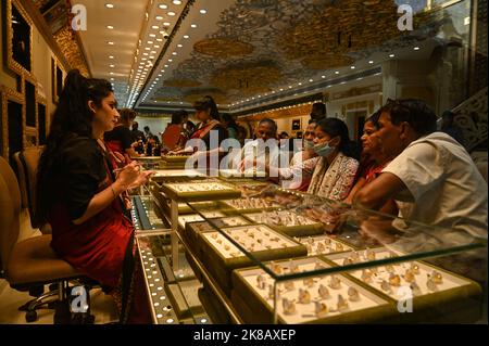 Neu-Delhi, Delhi, Indien. 22. Oktober 2022. Die Menschen kaufen Goldschmuck anlässlich des Dhanteras-Festivals in Neu-Delhi. Die Menschen kaufen Goldbarren, Goldschmuck, Goldmünzen Silbermünzen oder Silberwaren am Tag von Dhanteras, da es gilt, dass es mehr Reichtum bringen wird. (Bild: © Kabir Jhangiani/ZUMA Press Wire) Bild: ZUMA Press, Inc./Alamy Live News Stockfoto