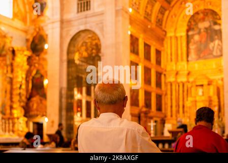 Salvador, Bahia, Brasilien - 16. Juni 2022; Katholiken und Priester beten in der Basilica-Kathedrale von Largo do Pelourino in Salvador, Brasilien. Stockfoto