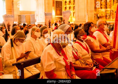 Salvador, Bahia, Brasilien - 16. Juni 2022; Katholiken und Priester beten in der Basilica-Kathedrale von Largo do Pelourino in Salvador, Brasilien. Stockfoto