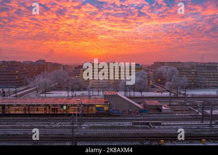 Ein abendlicher Blick auf den Sonnenuntergang auf der Plattform der Metrostation Bullewijk in Amsterdam in den Niederlanden. Stockfoto