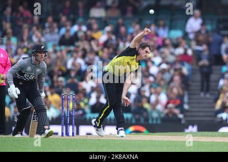 22.. Oktober 2022; SCG, NSW, Australien: T20 World Cup Cricket, Australien gegen Neuseeland: Pat Cummins von Australien Boule Credit: Action Plus Sports Images/Alamy Live News Stockfoto