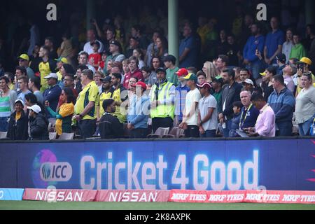 22.. Oktober 2022; SCG, NSW, Australien: T20 World Cup Cricket, Australien gegen Neuseeland: Cricket-Fans stehen für ihre Hymnen Credit: Action Plus Sports Images/Alamy Live News Stockfoto