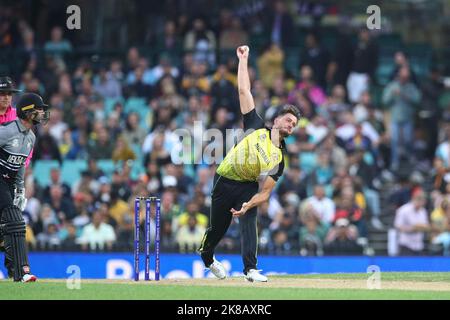 22.. Oktober 2022; SCG, NSW, Australien: T20 World Cup Cricket, Australien gegen Neuseeland: Marcus Stoinis von Australien Bowls Credit: Action Plus Sports Images/Alamy Live News Stockfoto