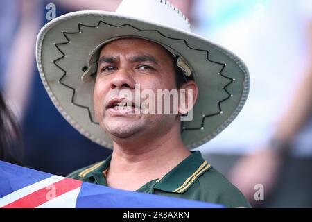 22.. Oktober 2022; SCG, NSW, Australien: T20 World Cup Cricket, Australien gegen Neuseeland: Ein australischer Fan singt die Nationalhymne Credit: Action Plus Sports Images/Alamy Live News Stockfoto