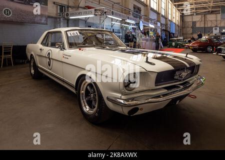 1966 Ford Mustang FIA ‘AGS 40TD’ bei den Historics Classic & Sportscar Auctioneers, die am 24.. September 2022 im Bicester Heritage Center abgehalten wurden Stockfoto