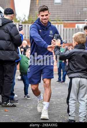 Plymouth Argyle Mittelfeldspieler Joe Edwards (8) kommt das Spiel der Sky Bet League 1 Bristol Rovers gegen Plymouth Argyle im Memorial Stadium, Bristol, Großbritannien, 22.. Oktober 2022 (Foto von Stanley Kasala/News Images) in Bristol, Großbritannien am 10/22/2022. (Foto von Stanley Kasala/News Images/Sipa USA) Stockfoto