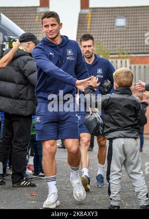 Plymouth Argyle Mittelfeldspieler Jordan Houghton (4 22. 22) und Plymouth Argyle-Stürmer Ryan Hardie (9) treffen am 10. Oktober 2022 2022 in Bristol, Großbritannien, im Memorial Stadium, Bristol, ein Spiel der Sky Bet League 1 von Bristol Rovers gegen Plymouth Argyle ein (Foto von Stanley Kasala/News Images). (Foto von Stanley Kasala/News Images/Sipa USA) Stockfoto