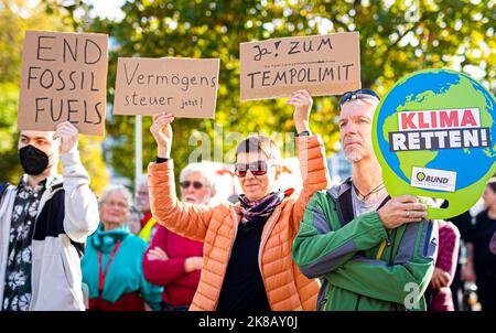 Hannover, Deutschland. 22. Oktober 2022. Die Slogans 'End fossil fuels', 'Wealth tax now', 'Yes to the Speed Limit' und 'Save the Climate' sind auf Plakaten von Demonstranten der Kundgebung 'Solidarischer Herbst' zu lesen. Ein Sozialbündnis hat zu landesweiten Demonstrationen angesichts von Preissteigerungen, Energie- und Klimakrisen aufgerufen. Quelle: Moritz Frankenberg/dpa/Alamy Live News Stockfoto