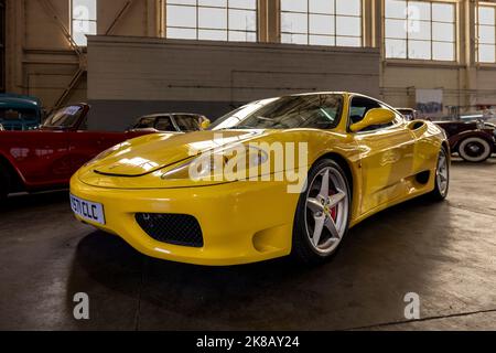 2001 Ferrari 360 Modena, bei den Historics Classic & Sportscar Auctioneers, die am 24.. September 2022 im Bicester Heritage Center abgehalten wurden Stockfoto