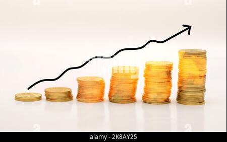 Konzept der Inflation mit dem Brand auf Münzen und Trend geht nach oben Stockfoto