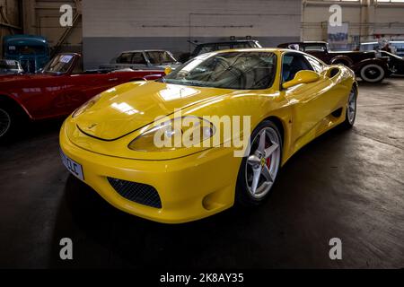 2001 Ferrari 360 Modena, bei den Historics Classic & Sportscar Auctioneers, die am 24.. September 2022 im Bicester Heritage Center abgehalten wurden Stockfoto