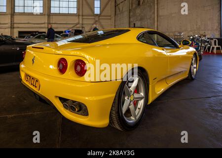 2001 Ferrari 360 Modena, bei den Historics Classic & Sportscar Auctioneers, die am 24.. September 2022 im Bicester Heritage Center abgehalten wurden Stockfoto