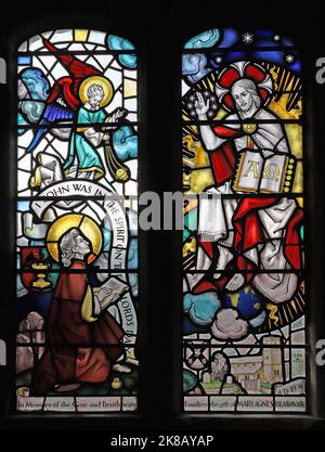 Buntglasfenster von Harcourt Medhurst Doyle (1913 - 2011), in dem der hl. Johannes auf Patmos dargestellt wird, der von einer Vision befohlen wird, das Buch der Offenbarung zu schreiben Stockfoto