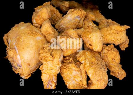 Gebratene Hähnchenstücke, Tender, Streifen und Flügel auf schwarzem Hintergrund Stockfoto