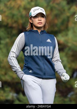 Wonju, Südkorea. 22. Oktober 2022. Hinako Shibuno aus Japan blickt beim dritten Lauf der BMW Ladies Championship am 22. Oktober 2022 im Oak Valley Country Club in Wonju, Südkorea, auf das 3.-Loch. (Foto: Lee Young-ho/Sipa USA) Quelle: SIPA USA/Alamy Live News Stockfoto