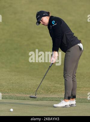 Wonju, Südkorea. 22. Oktober 2022. Jennifer Kupcho aus den USA spielt am 22. Oktober 2022 im Oak Valley Country Club in Wonju, Südkorea, beim dritten Lauf der BMW Ladies Championship auf dem 2. Loch ihren Putt. (Foto: Lee Young-ho/Sipa USA) Quelle: SIPA USA/Alamy Live News Stockfoto