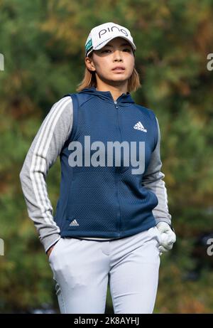 Wonju, Südkorea. 22. Oktober 2022. Hinako Shibuno aus Japan blickt beim dritten Lauf der BMW Ladies Championship am 22. Oktober 2022 im Oak Valley Country Club in Wonju, Südkorea, auf das 3.-Loch. (Foto: Lee Young-ho/Sipa USA) Quelle: SIPA USA/Alamy Live News Stockfoto