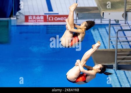 22. Oktober 2022, Berlin: Wasserspringen: WM, Entscheidungen, Synchronspringen 3 m, Frauen: Yani Chang (vorne) und Yiwen Chen aus China. Sie nahmen den ersten Platz ein. Foto: Christophe Gateau/dpa Stockfoto