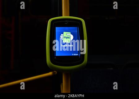 Beleuchteter LCD-Bildschirm eines VIX Myki-Kartenlesers, mit einer Nachricht an die Passagiere, die hier in einem Bus spät in der Nacht berührt werden sollen Stockfoto