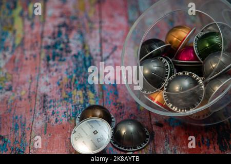 Nespresso Kaffee Pods Auf Buntem Holzhintergrund Stockfoto