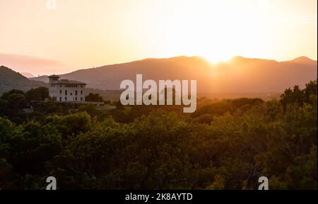Neblige Sonnenuntergangslandschaft in Cala Ratjada auf der Insel Mallorca Stockfoto