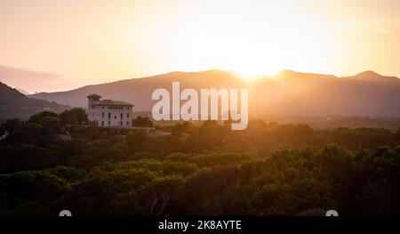 Neblige Sonnenuntergangslandschaft in Cala Ratjada auf der Insel Mallorca Stockfoto