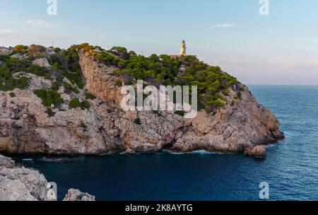 Küstenlandschaft vom Kap Capdepera mit Leuchtturm auf der Insel Mallorca Stockfoto