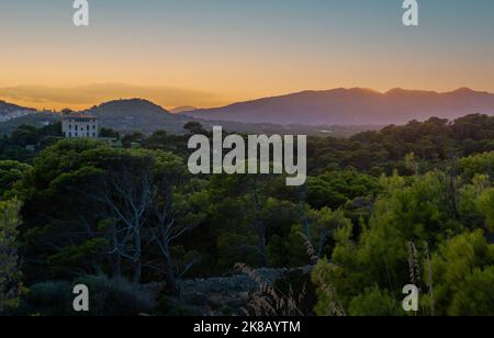 Neblige Sonnenuntergangslandschaft in Cala Ratjada auf der Insel Mallorca Stockfoto