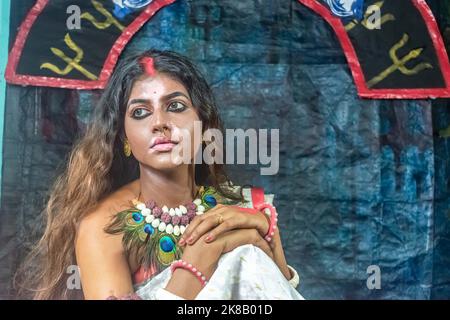Happy Diwali Grußkarte zeigt Indian Beautiful Girl mit handgefertigten bunten Tonornamenten auf Diwali Festival Stockfoto