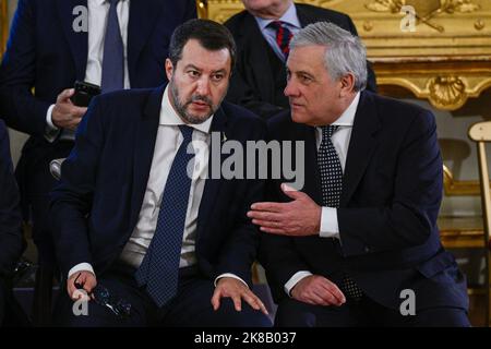 ROM, ITALIEN - 22. OKTOBER: Antonio Tajani Ministro degli Affari Esteri e della cooperazione Internazionale e vicepremier und Matteo Salvini Ministro delle Infrastructure e vicepremier während der Vereidigung der Regierung Meloni am 22. Oktober 2022 im Quirinale-Palast in Rom, Italien.&#XA;(Foto von Fabrizio Corradetti / LiveMedia) Stockfoto