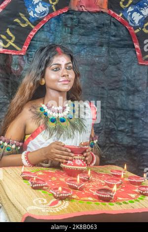 Happy Diwali Grußkarte zeigt Indian Beautiful Girl mit handgefertigten bunten Tonornamenten auf Diwali Festival Stockfoto