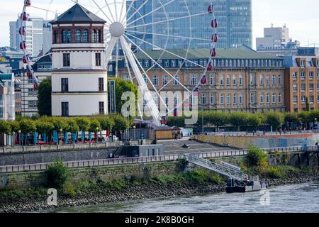 21.10.20221, Duesseldorf, Nordrhein-Westfalen, Deutschland - Blick von der Oberkasseler Brücke in Duesseldorf auf die Rheinuferpromenade vor der Alts Stockfoto