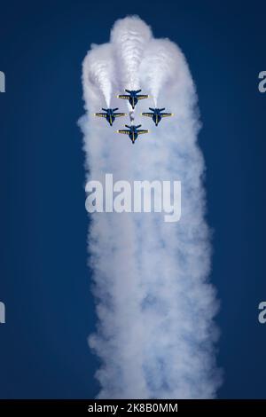 Blue Angels an der Spitze eines Loops während des Aufführens auf der Miramar Airshow 2022. Stockfoto