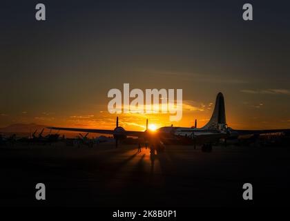 Die Sonne geht auf Doc auf der B-29 Superfortress auf, die 2022 auf der Miramar Airshow in San Diego, CA, ausgestellt wurde. Stockfoto